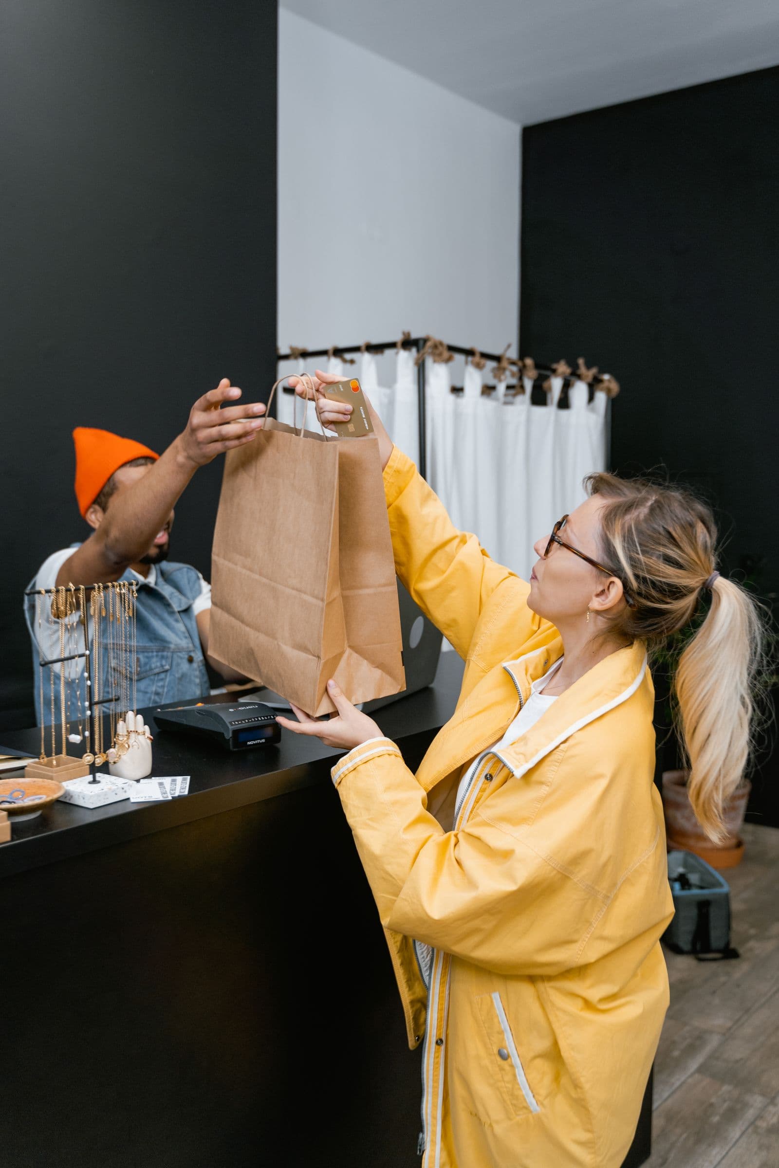 Click and collect: ordine online, ritiro in salone
