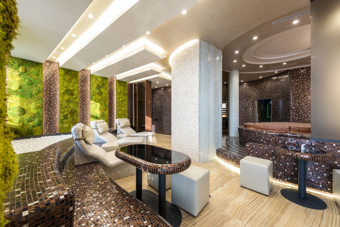 Espace détente d'un spa bien-être premium, ambiance sereine et lumineuse